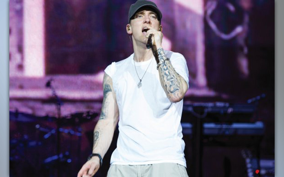 2000 - Eminem
Eminems Debütalbum THE MARSHALL MATHERS LP brach 2000 zahlreiche Rekorde. Ganz klar: In diesem Sommer kam n...