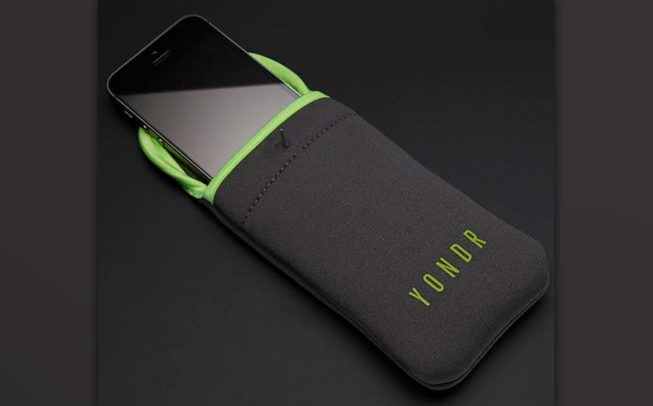 Die Handyhüllen von Yondr verschließen sich automatisch, wenn bestimmte Bereiche der Location betreten werden.