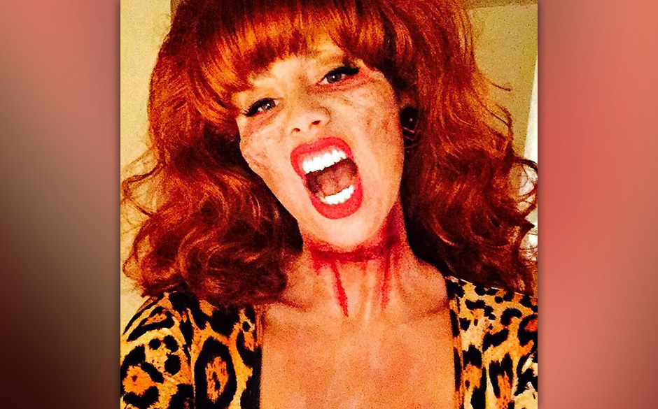 Die hätten wir ja nie erkannt: Amber Rose hat sich als Zombie-Version von Kultfigur "Peggy Bundy" verkleidet.