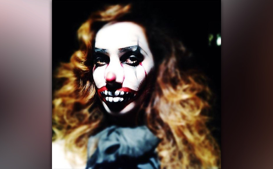 Grausam-glamourös: Leona Lewis zeigt den Fans ihr tolles Halloween-Make-up.