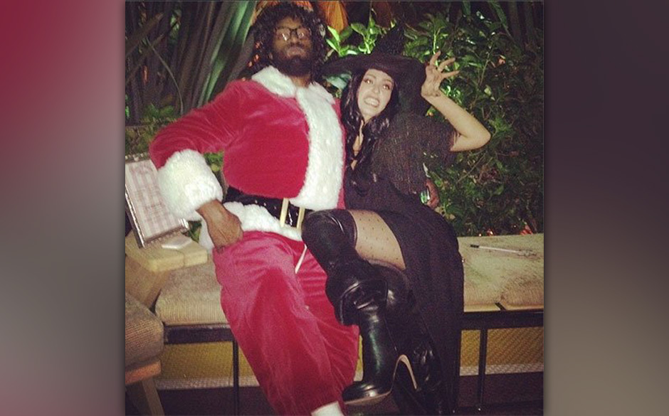 Jessica Alba hat sich als sexy Hexe verkleidet und albert mit dem Weihnachtsmann herum.
