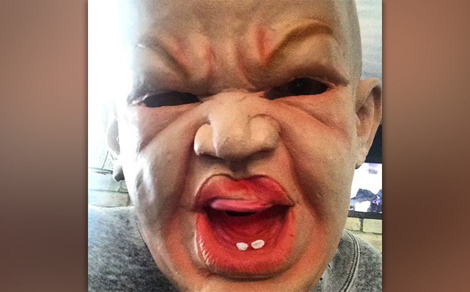 Miley Cyrus macht es sich leicht und versteckt sich einfach hinter einer riesigen, super hässlichen Maske. Manche mögen ...