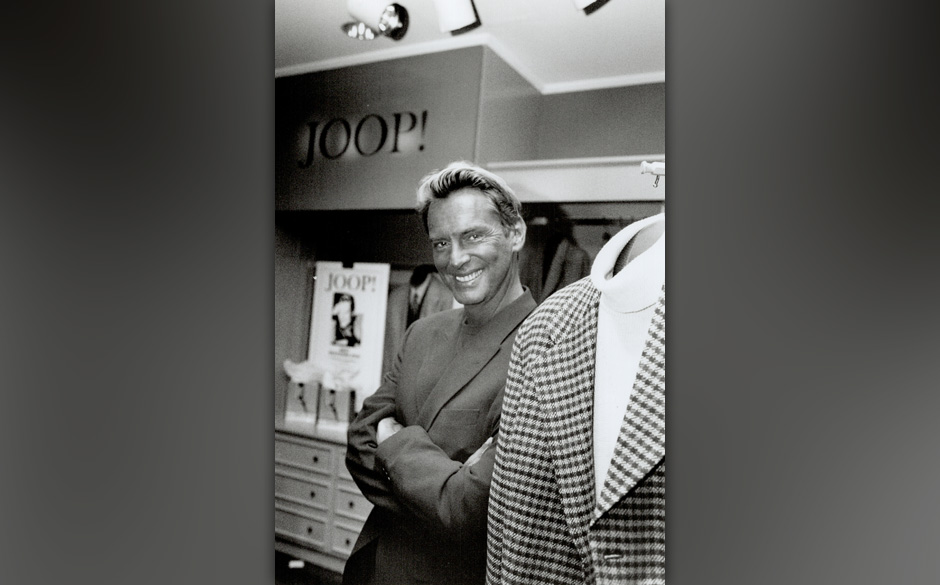 Im Hintergrund ist sein Markenzeichen zu sehen: Sein Nachname in Versalschrift mit Ausrufezeichen