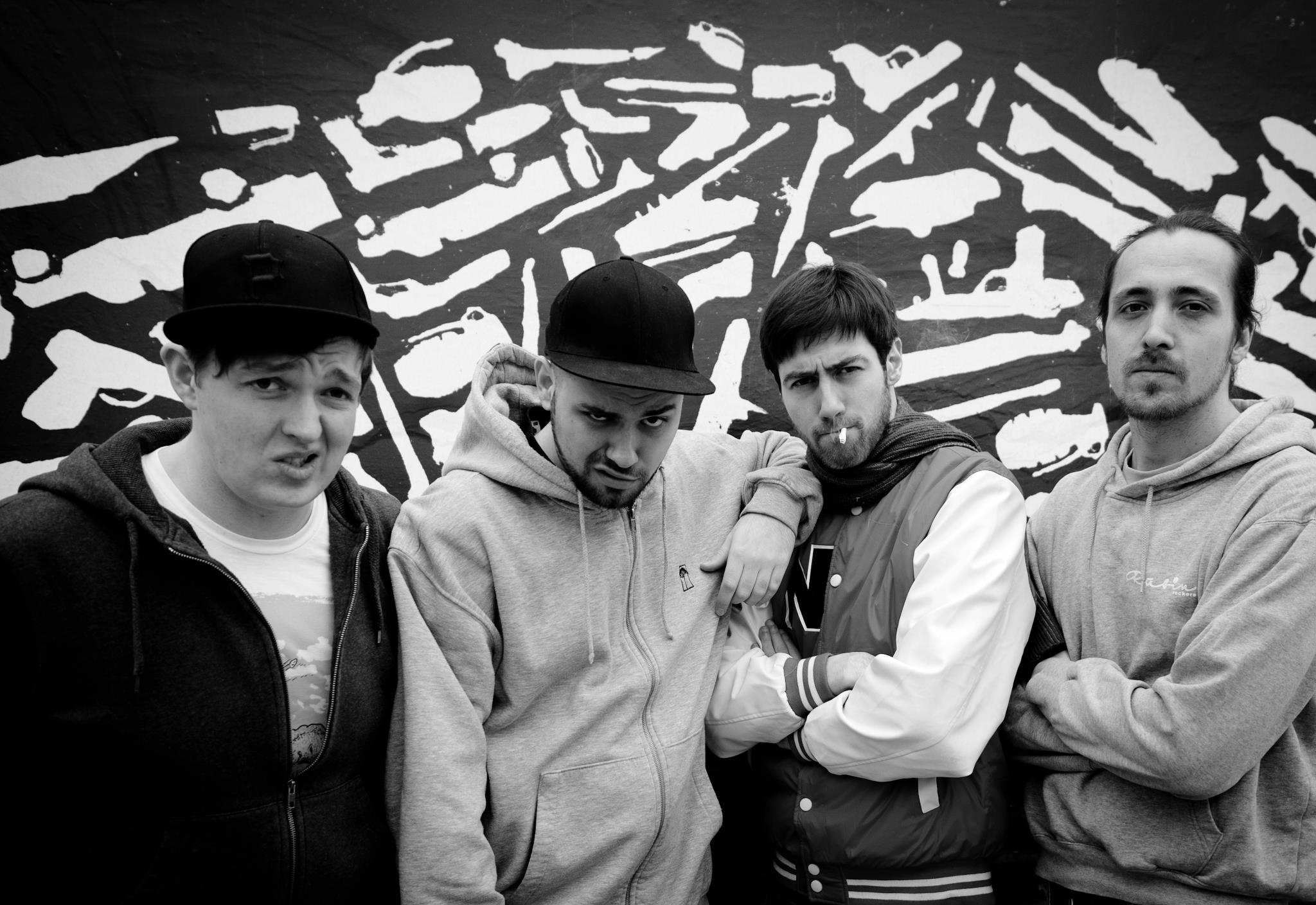 Antilopen Gang - Beate Zschäpe hört U2 

Es ist kein Seitenhieb auf unser etwas angespanntes Verhältnis zu Bono und Co....