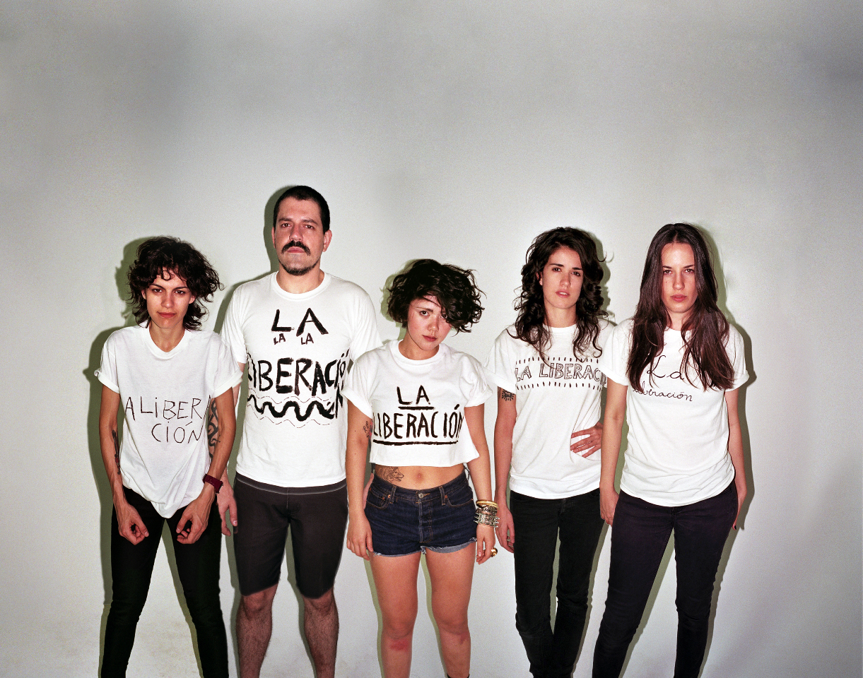 CSS – Let's Make Love And Listen To Death From Above 

Für die Brasilianerinnen war die Debütsingle mit ihrer Platzier...
