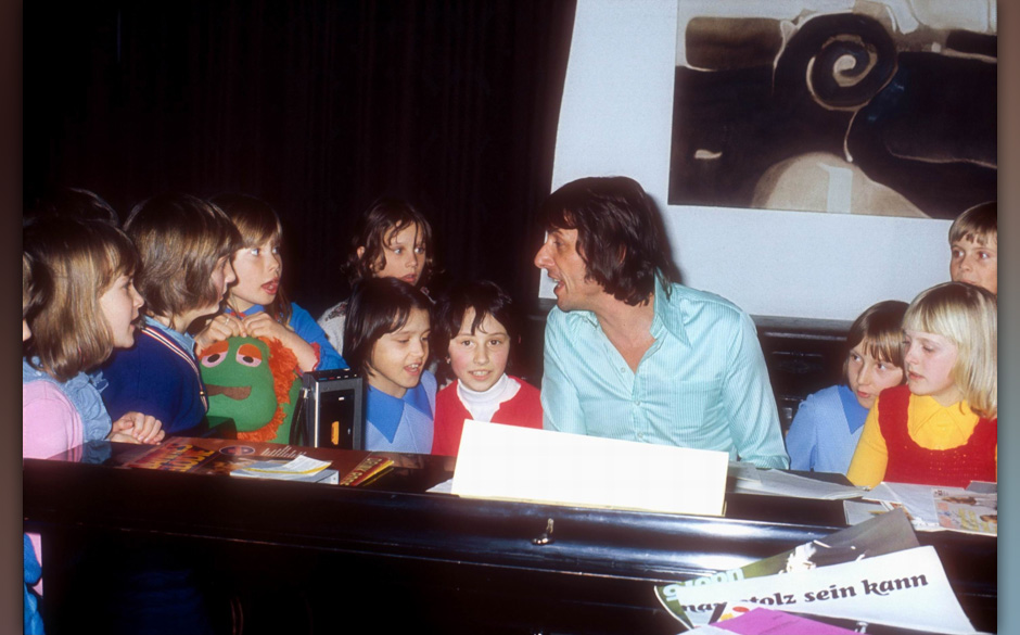 Udo Jürgens (am Flügel), Tochter Jenny (3.v.l.),  Kinder-Geburtstag, Kitzbühel 1976
