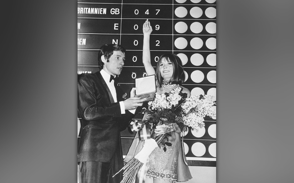 April 1967: Udo Jürgens überreicht den Preis an Sandie Shaw, seiner Nachfolgerin als Siegerin beim Grand Prix
