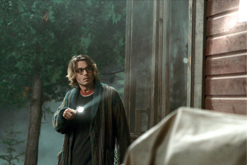 Johnny Depp in "Das geheime Fenster". Zählt trotz Bademantel-Outfit nicht zu Depps besten Filmen.