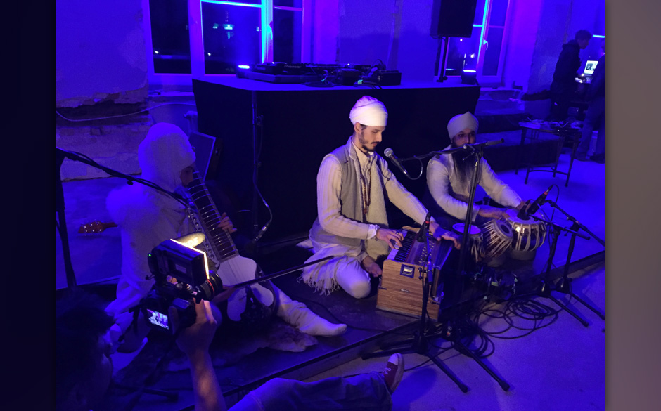 Hare Krishna, Hare Krishna, Krishna, Krishna...