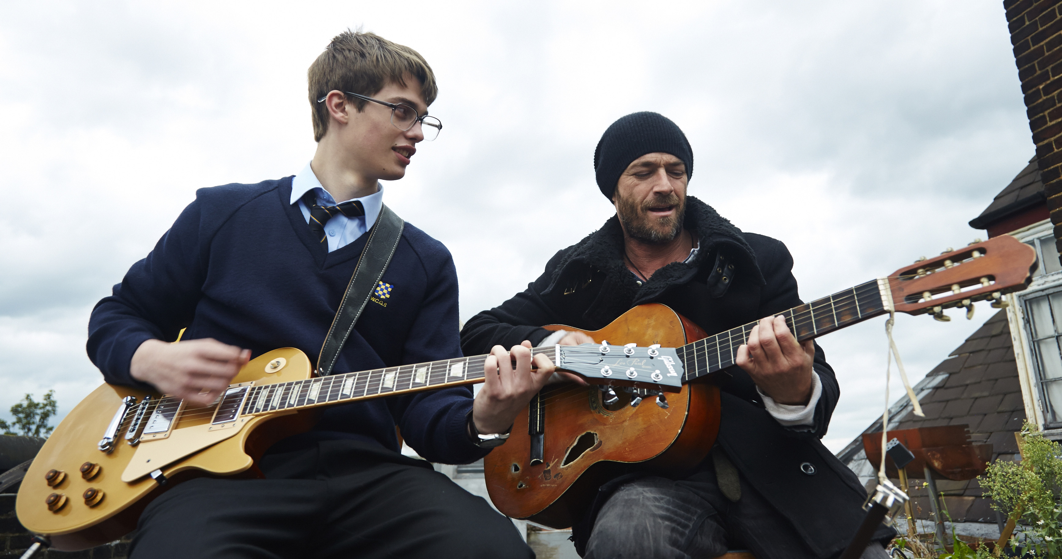 In "The Beat Beneath My Feet" trifft ein junger Außenseiter auf eine Musiklegende.