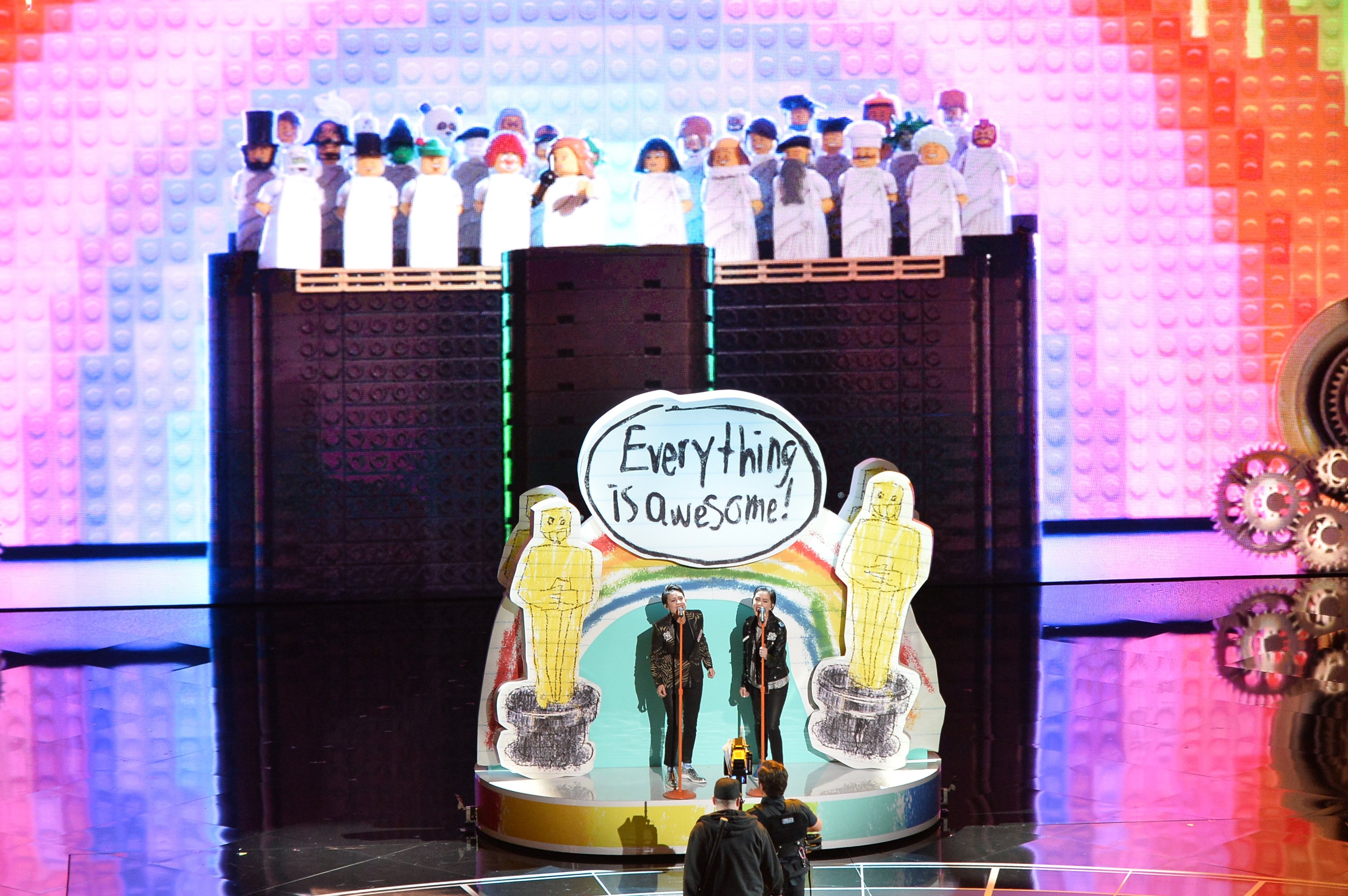 Tegan and Sara spielen "Everything Is Awesome" aus dem "Lego Movie"