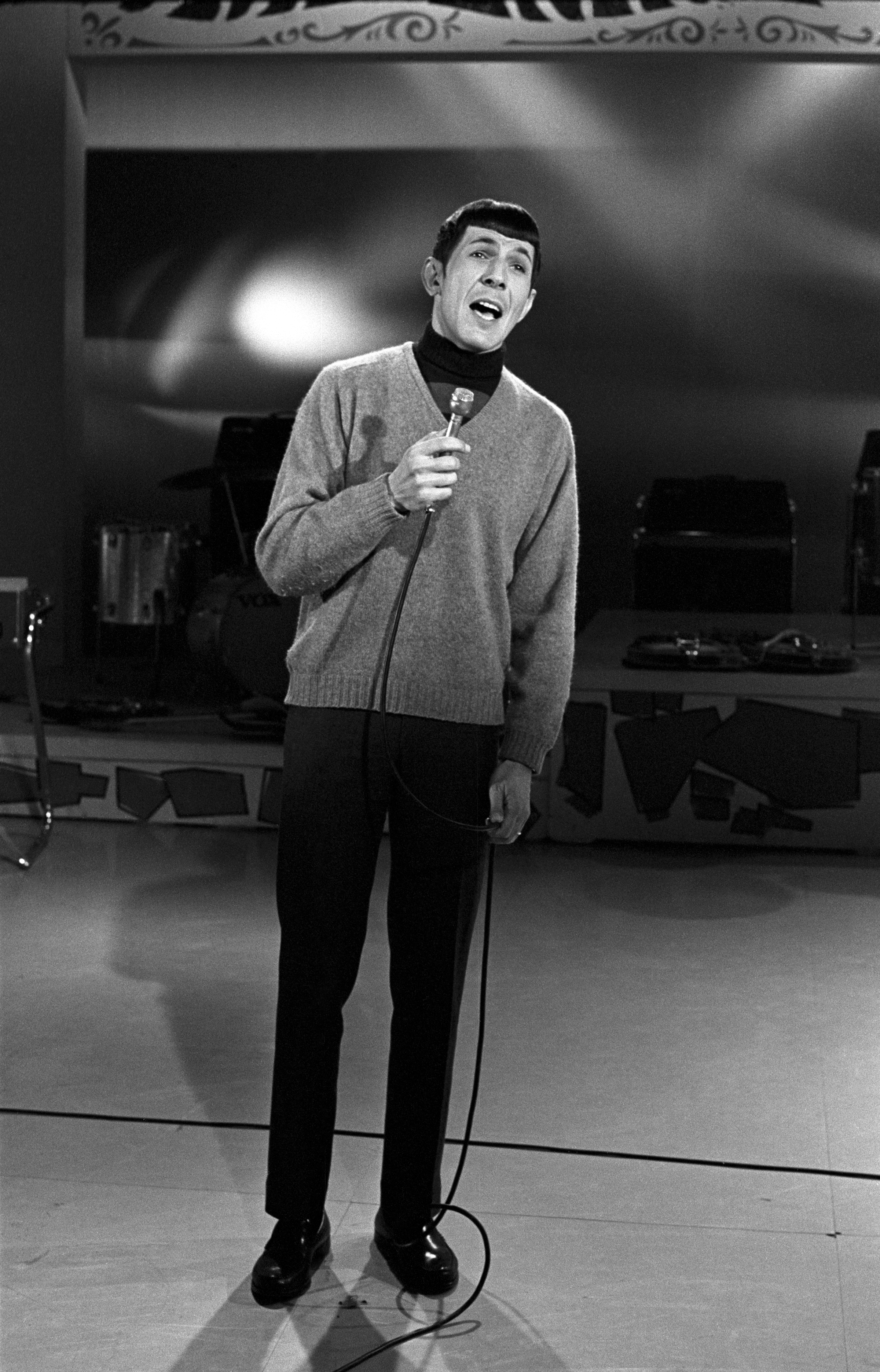 Ebenso wie sein Kollege William Shatner betätigte sich Nimoy ebenfalls als Sänger