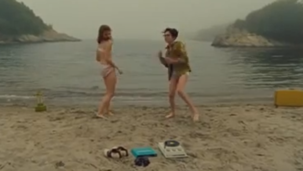 Am Strand zu Musik vom Plattenspieler tanzen: Sam und Suzy aus „Moonrise Kingdom“ steppen zu Françoise Hardy mit ihrem S