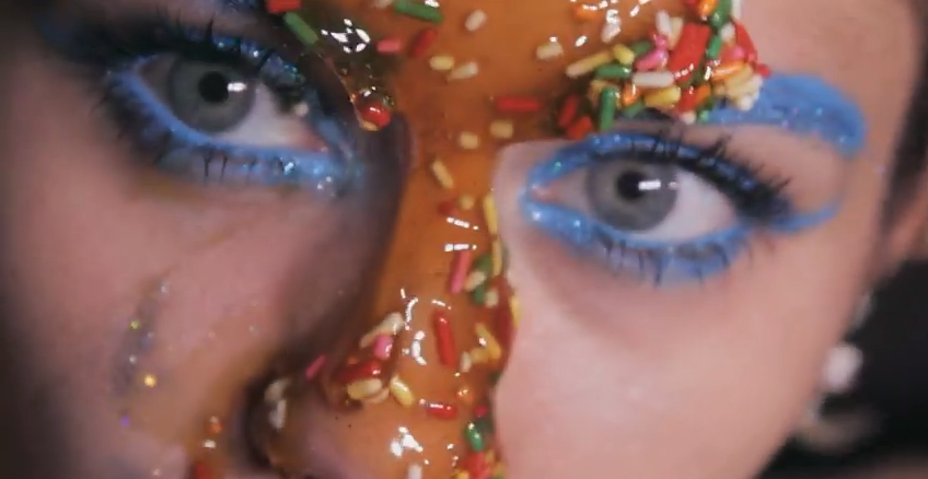 Miley wird in ihrem neuen Video zu 'Dooo It!' mit dickflüssigem Glitzer und Süßigkeiten übergossen.