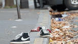 Schuhe vorm Konzertsaal Le Bataclan in Paris. Eine Aufnahme, die beweist: Vom Terror ist spätestens jeder betroffen, kein...