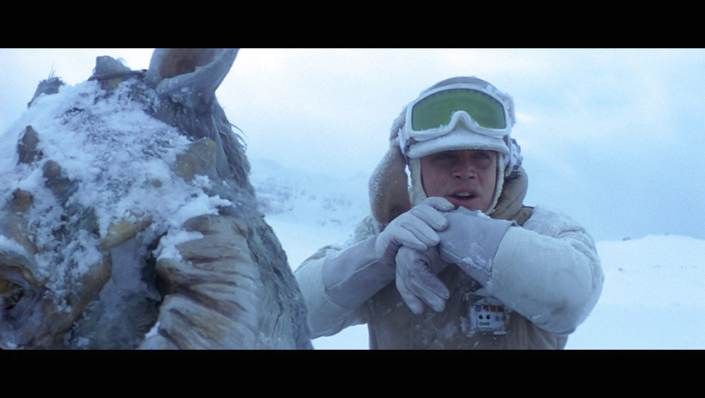 Die Rebellen und Luke befinden sich auf dem Eisplaneten Hoth, wo Luke nach Lebenszeichen sucht.