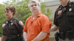 Szene aus Staffel 1 von „Making A Murderer“: Steven Avery wird zum Gericht geführt