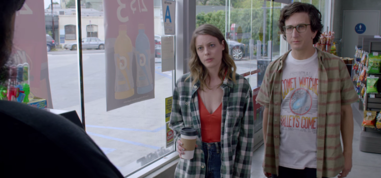 Treffen sich in dieser Szene zum ersten Mal: Mickey und Gus, die  sehr verschiedenen Hauptfiguren in „Love“