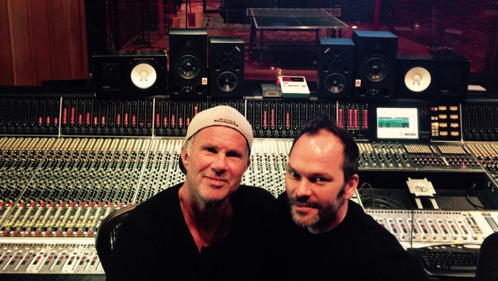 Das „sechste Mitglied Radioheads“ zusammen mit Chad Smith (l.) im Studio: Nigel Godrich