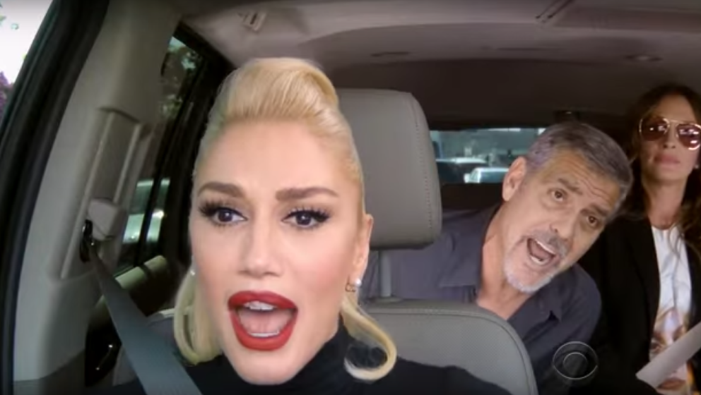 Clooney und Julia Roberts singen Karaoke Video