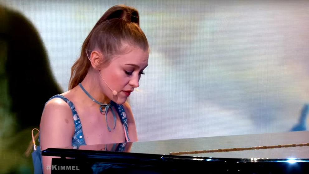 Hier sehen Joanna Newsom mit "Sapokanikan" und "Anecdotes" bei Jimmy