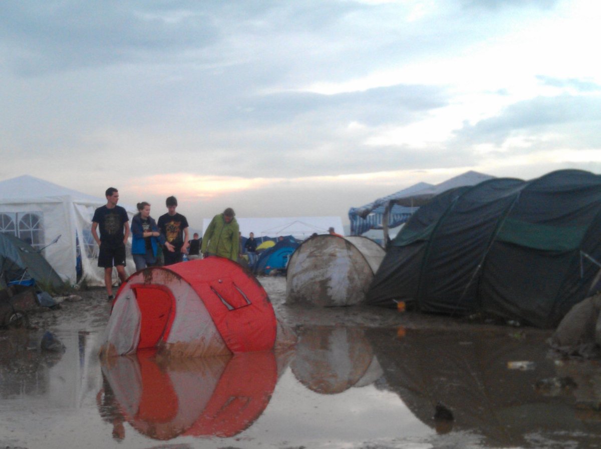 zelt-im-wasser-rock-am-ring