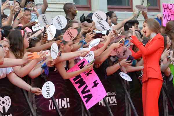 Gigi-Hadid-Toront-i-heart-music-awards-2016-04
