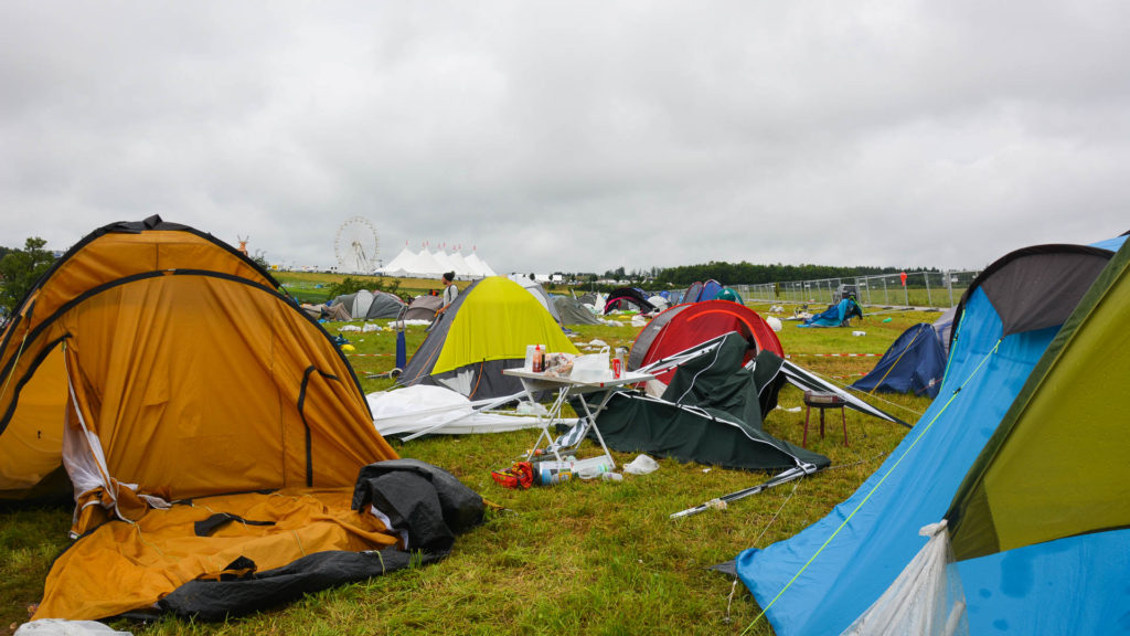 Verlassene Zelte auf dem Campingplatz vom Southside Festival 2016