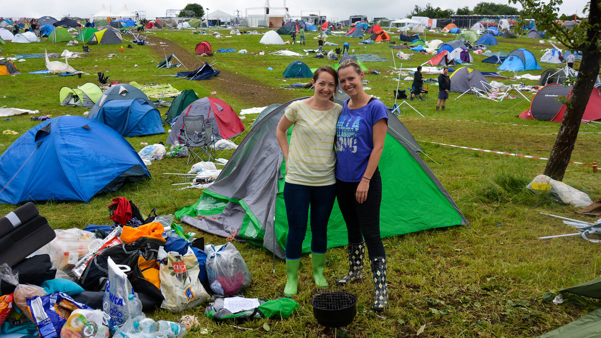 Janina und Melanie: „Wir waren erst froh über die Abkühlung, aber dann hieß es ,ab ins Auto‘. Total erschreckend die ganzen Autos unter Wasser zu sehen. War aber alles super gut organisiert, großes Lob an den Veranstalter!“