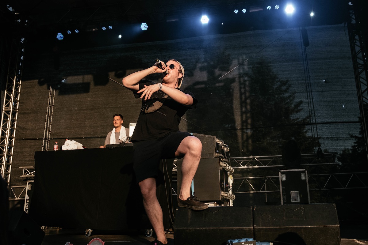 „Ausziehen, ausziehen, ausziehen!“ „Glaubt mir Leute, das wollt ihr nicht sehen.“ Karate Andi fühlt sich wohl in ...