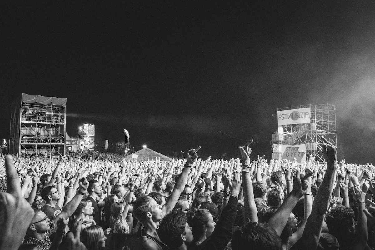 Mittelfinger hoch für eine heile Welt