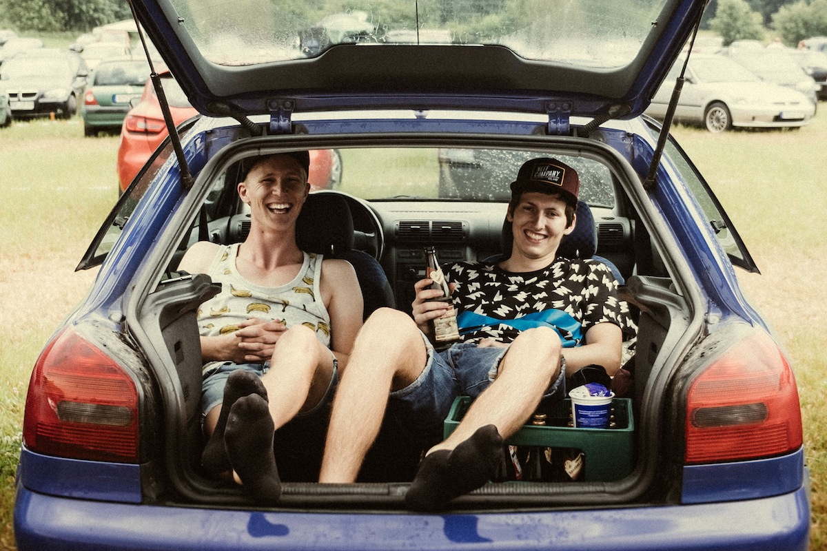 Gewitterwarnung am Samstag: Das Tagsüber-Lineup fällt teilweise ins Wasser, das Gelände öffnet erst am Abend.