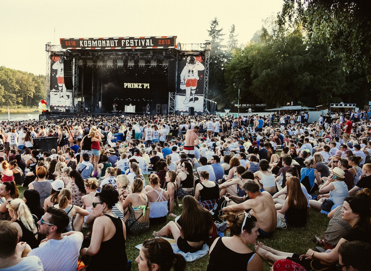 Casper-Jünger, in von ihm persönlich verschenkten Promo-Shirts, prägen die Kulisse