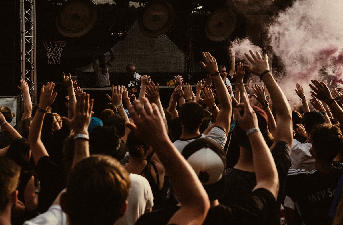 Rosa Rauch steigt auf bei Audio88 & Yassin an der Blok Party Bühne