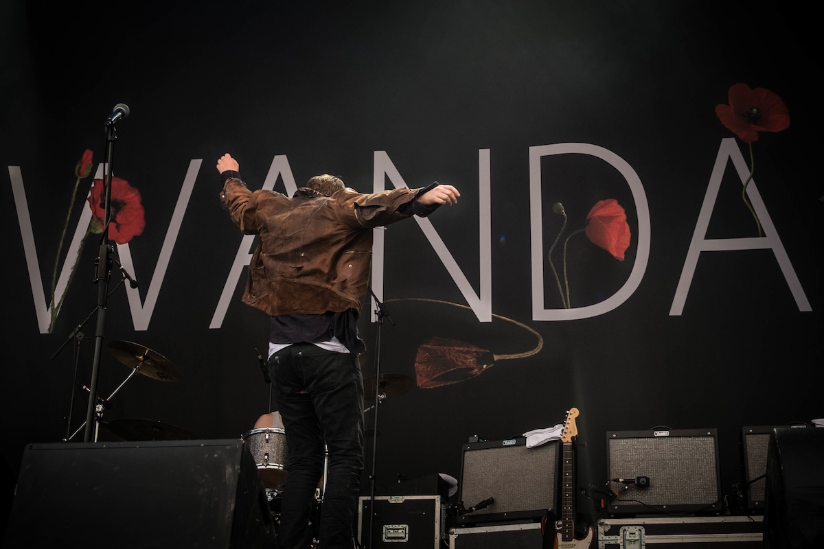 Frontmann Marco Michael Wanda, wie immer, auch bei 32°C in T-Shirt,Hemd und Lederjacke