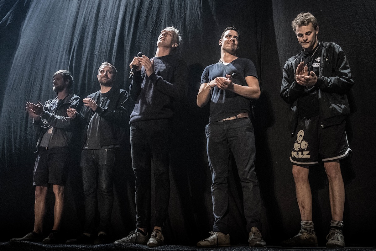 Kraftklub-Felix bei seiner Abschlusskundgebung. Der geheime Headliner wartet schon hinter dem Vorhang.