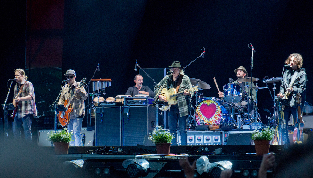 Ein Herz für Blumen – Neil Young (hier beim Roskilde Festival Anfang Juni)