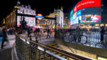 Die Piccadilly Circus Station bei Nacht