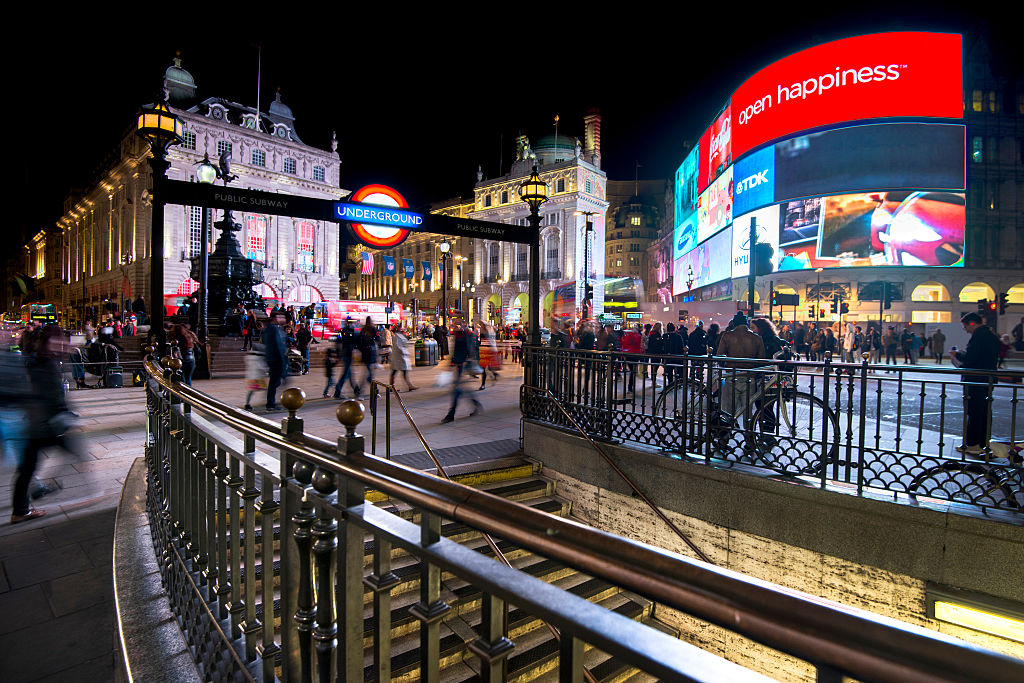 Die Piccadilly Circus Station bei Nacht