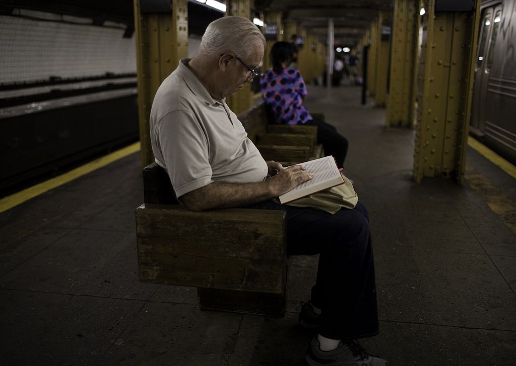 Lesender in einer U-Bahn-Station in Brooklyn, New York