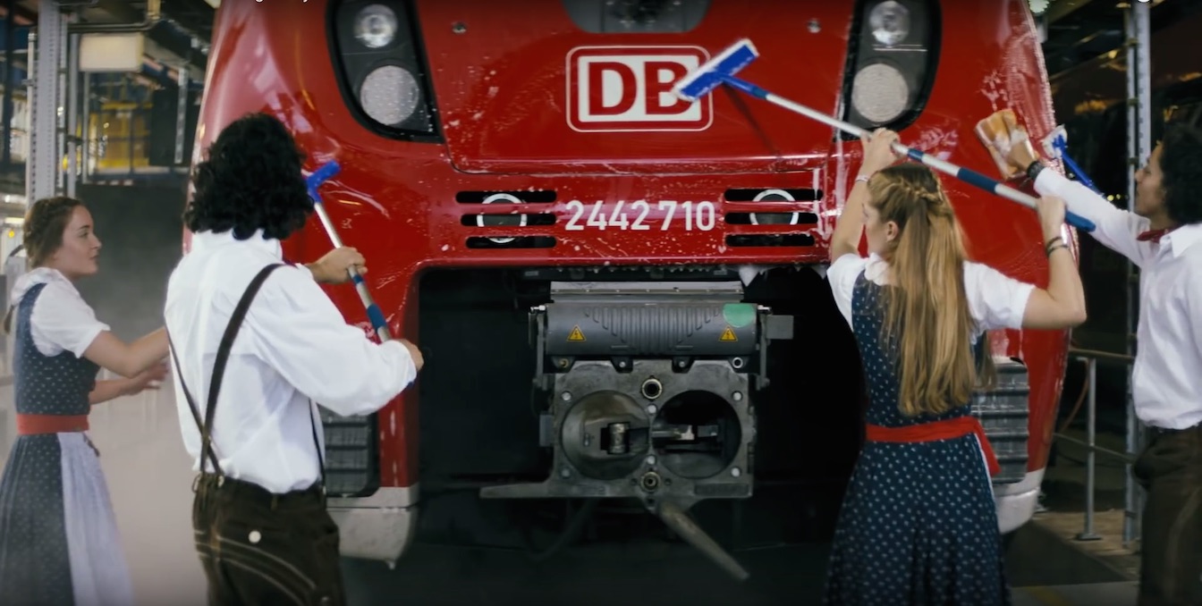 Szene aus „Rollin'“- Der DB-Kampagne mit Eko Fresh