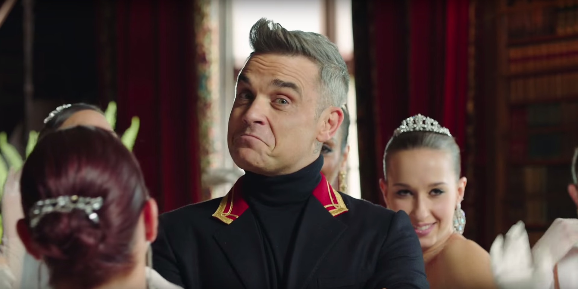 Robbie Williams im Video zu „Party Like A Russian“
