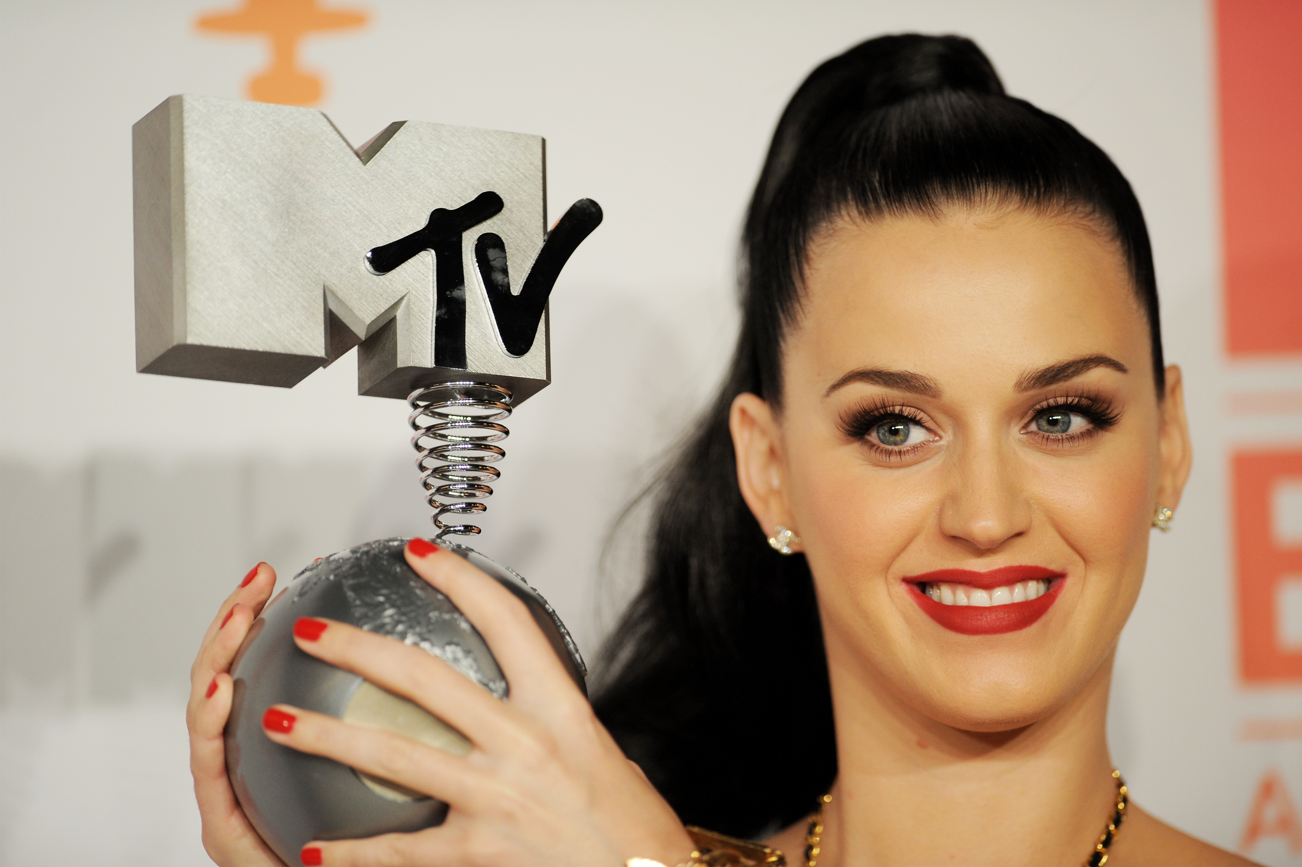 AMSTERDAM, NETHERLANDS - NOVEMBER 10: Katy Perry poses with the Best Female award in the photo room during the MTV EMA's 2013 at the Ziggo Dome on November 10, 2013 in Amsterdam, Netherlands. (Photo by Stuart C. Wilson/Getty Images for MTV)