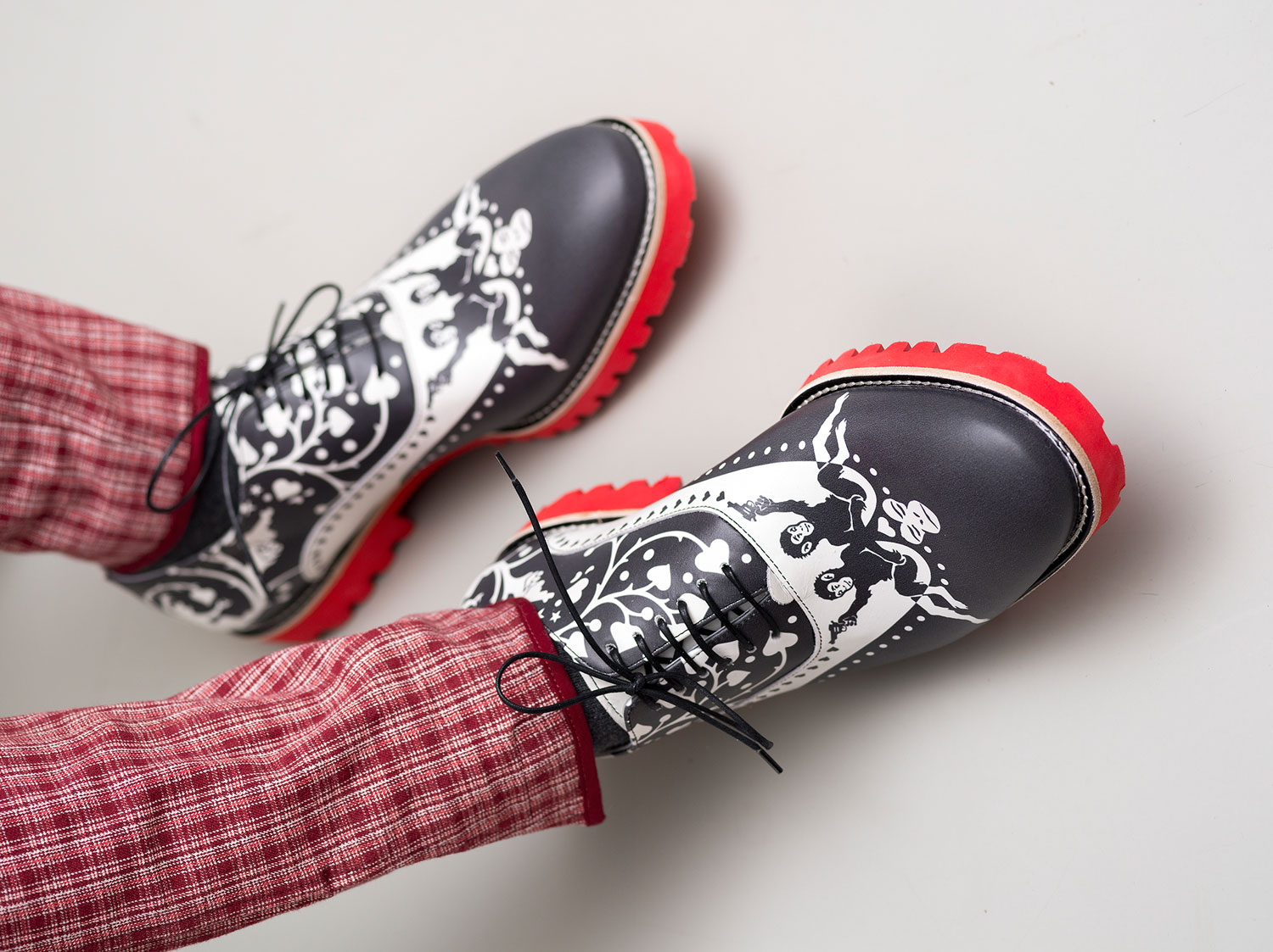 Die Art Edition ‚Monkey’s Business‘ von Bendix Bauer für Floris van Bommel ist ab Mitte Oktober 2016 in allen deuts...