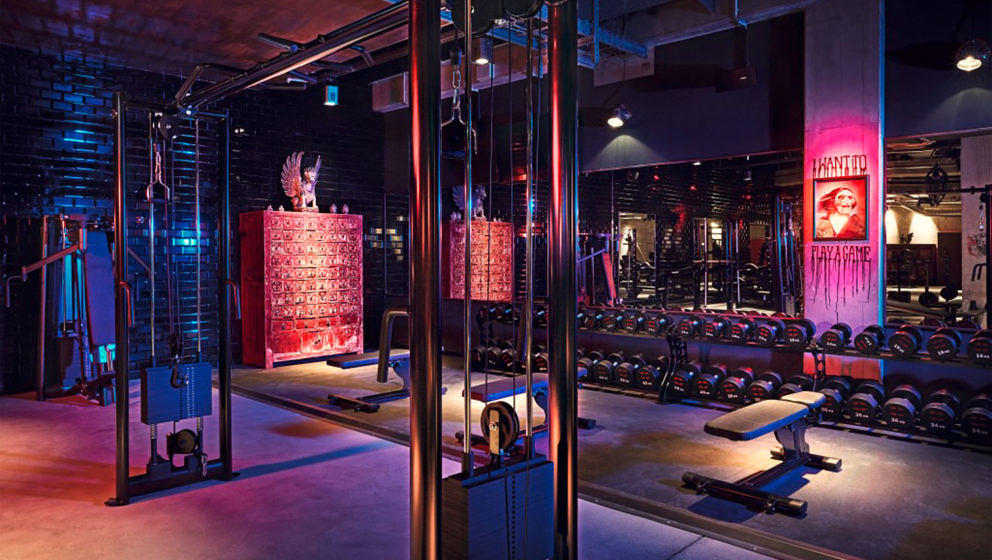 John Reed Berlin Sport in ClubAtmosphäre mit DJ