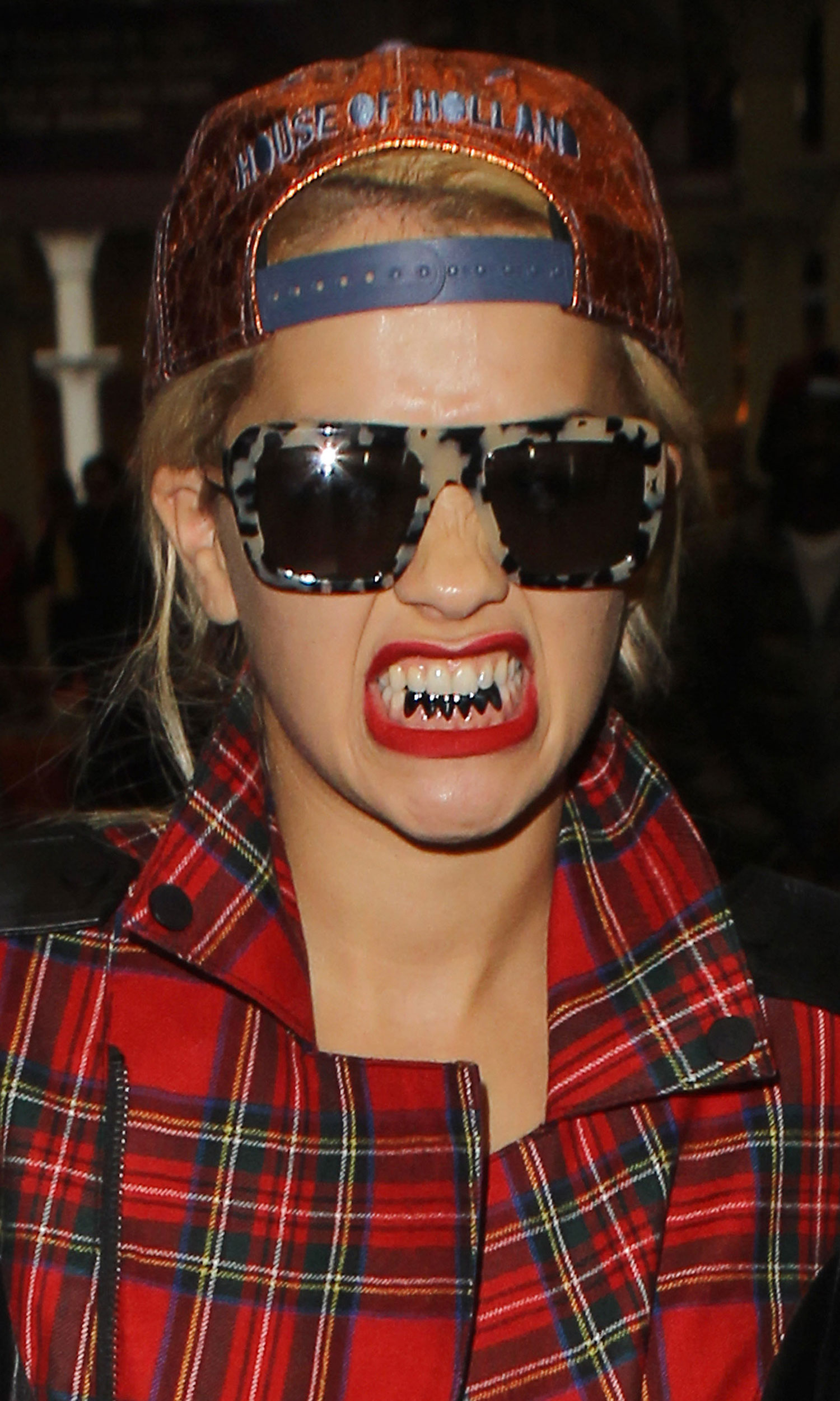 trend-zahnschmuck-grillz-rita-ora-gettyimages-182644112