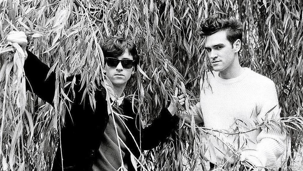 LONDON - 1st JANUARY: Johnny Marr (left) and Morrissey from The Smiths pose under the branches of a willow tree in London in 1983. (Photo by Clare Muller/Redferns)