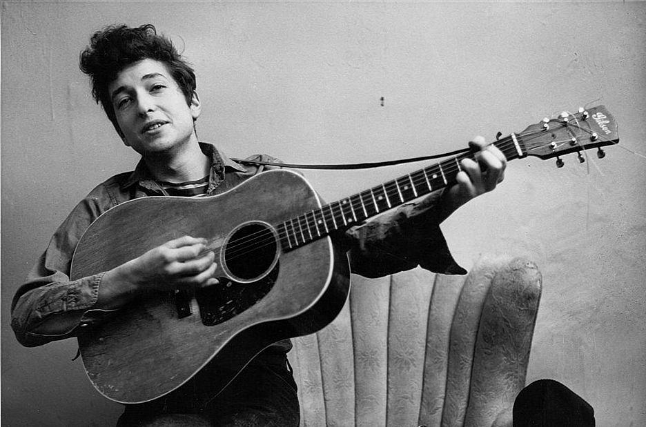 NEW YORK - SEPTEMBER 1961: Bob Dylan poses for a portraitwith his Gibson Acoustic guitar in September 1961 in New York City, New York. (Photo by Michael Ochs Archives/Getty Images)