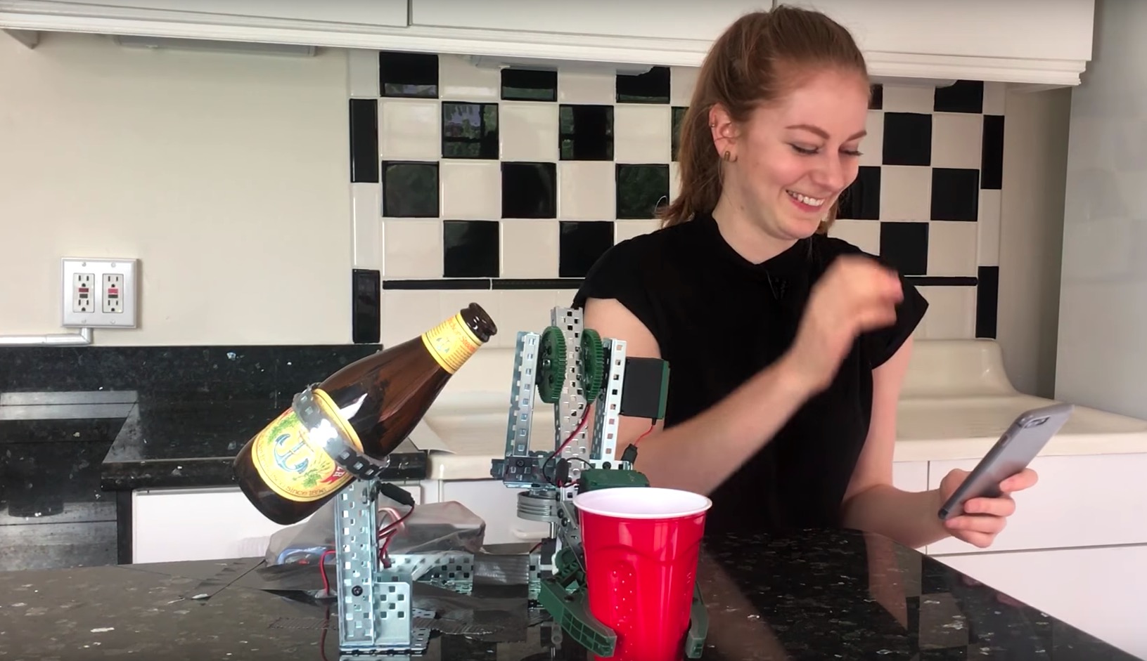 Simone Giertz mit ihrem Bier-Einschenk-Roboter.