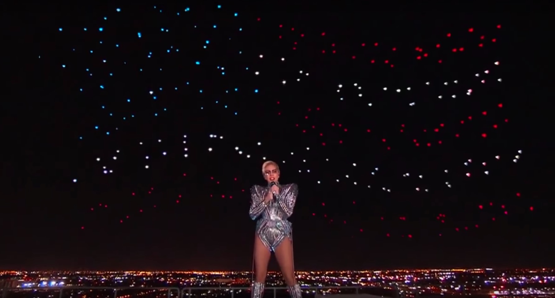 Lady Gaga und eine US-Flagge am Himmel über Houston.